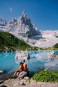 意大利白云岩的 Lago di Sorapis 的早晨，天空晴朗，乳蓝色的湖，索拉皮斯湖，多洛米蒂，意大利