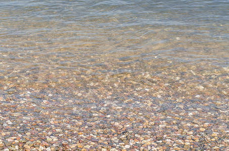 清澈的河水中有鹅卵石。