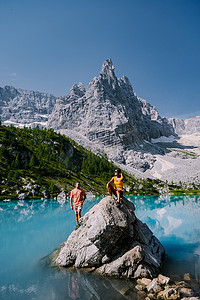 意大利白云岩的 Lago di Sorapis 的早晨，天空晴朗，乳蓝色的湖，索拉皮斯湖，多洛米蒂，意大利