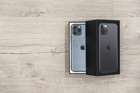 俄罗斯莫斯科 — 2019年9月24日：Apple iPhone 11 pro放在木制背景的盒子里，有复制空间