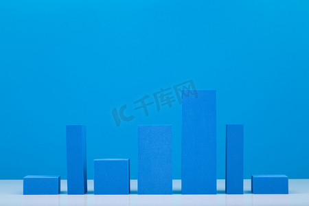 带有蓝色条的业务图表，在蓝色背景下具有上升和下降动态