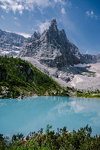 意大利白云岩的 Lago di Sorapis 的早晨，天空晴朗，乳蓝色的湖，索拉皮斯湖，多洛米蒂，意大利