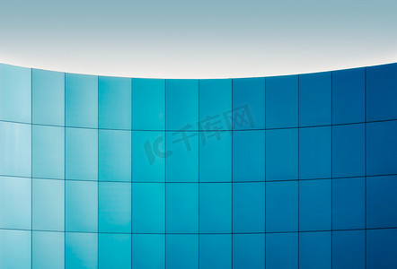 现代建筑的墙壁，蓝色渐变