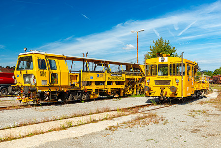卢布尔雅那 — 2019年9月，斯洛文尼亚：斯洛文尼亚铁路博物馆的两列维修保养型火车