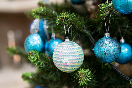 绿色圣诞树与美丽的白色和蓝色装饰。