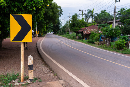 农村道路旁的交通标志，信号