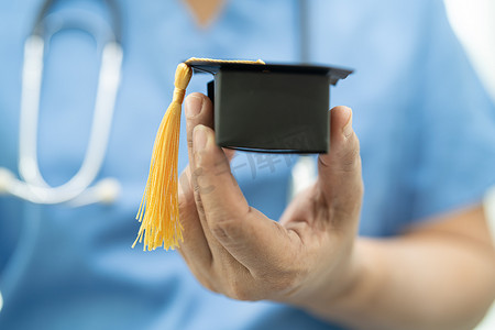 亚洲医生在医院病房学习毕业差距帽：聪明聪明的天才教育医学理念。