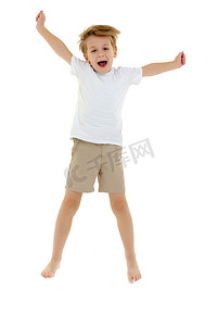 白色t恤摄影照片_一个穿着干净的白色T恤的小男孩正在蹦蹦跳跳。