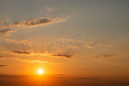 戏剧性的天空、云彩和早晨的太阳