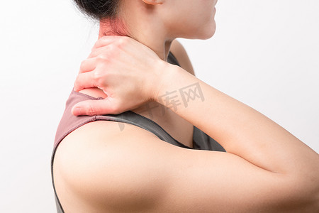 特写女性颈部和肩部疼痛/受伤，带有红色亮点