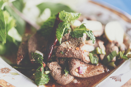 创意易拉宝易拉宝摄影照片_辣猪肝沙拉（Tub Wan）是泰国Esan食品