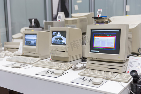 俄罗斯莫斯科-2018 年 6 月 11 日：俄罗斯莫斯科博物馆的旧原苹果 Mac 电脑