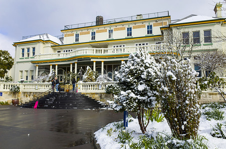 冬天冬季卡通摄影照片_冬季降雪后，卡通巴历史悠久的卡灵顿酒店