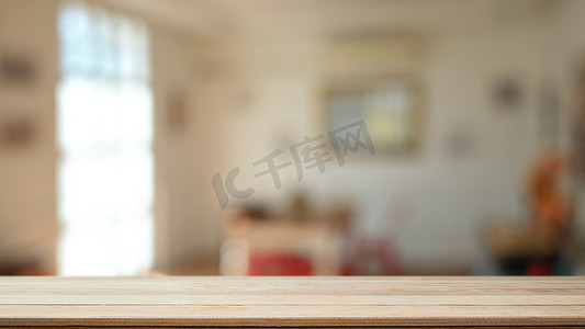 客厅背景中的蒙太奇木桌与空木 d