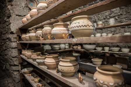 陶瓷工艺摄影照片_乌克兰陶瓷货架
