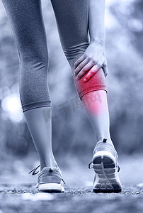 女人跑步摄影照片_肌肉损伤 — 女人跑步时抓着小腿肌肉