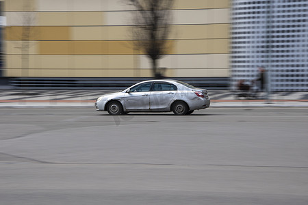 乌克兰，基辅 - 2021 年 4 月 26 日：灰色吉利帝豪 EC7 汽车在街上行驶。