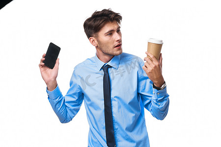 穿衬衫、打领带的男人在电话里交流一杯咖啡官员