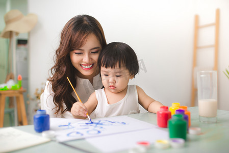 母女摄影照片_幸福的家庭母女一起画画。