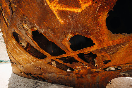 生锈的洞，船在海边。扎金索斯岛纳瓦吉奥湾生锈的船
