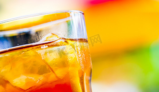 冰茶加柠檬在玻璃杯中作为户外冷饮、夏季鸡尾酒或甜水果苏打饮料、街头食品和餐厅菜单概念