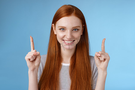 坚定漂亮的红发女学生进入大学的最终决定指着食指自信地举起微笑的白牙看起来相机自信地推荐什么选择