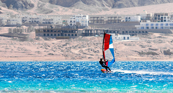 一名带着彩色帆的冲浪者再次在埃及红海冲浪