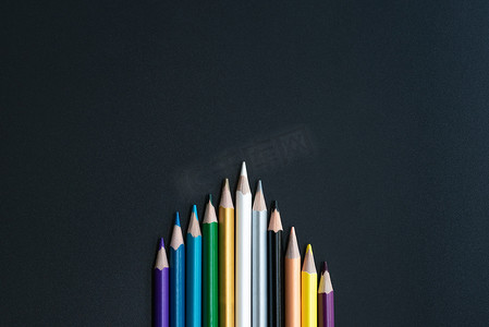白色铅笔引导其他人分享黑色背景机智的想法