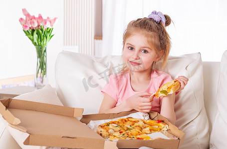 孩子喜欢最近送来的披萨