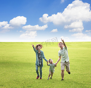 奔跑的孩子摄影照片_幸福的一家人一起在草地上奔跑