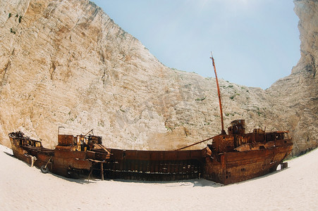弯曲的船在扎金索斯岛、希腊 Navagio 海滩或沉船海滩，有时被称为走私者湾，位于希腊爱奥尼亚群岛的扎金索斯岛海岸。