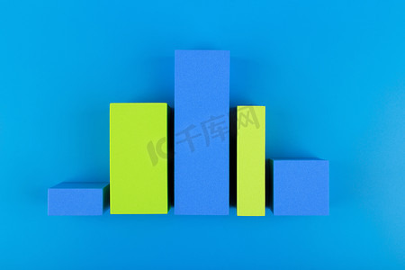 带有蓝色和绿色条的业务图表或性能图表，在蓝色背景下具有上升和下降动态