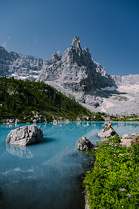 意大利白云岩的 Lago di Sorapis 的早晨，天空晴朗，乳蓝色的湖，索拉皮斯湖，多洛米蒂，意大利