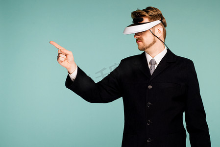 穿着正装的商人戴着虚拟现实眼镜指指点点