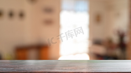 客厅背景摄影照片_蒙太奇木桌在客厅背景与空木 d