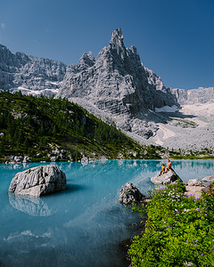 意大利白云岩的 Lago di Sorapis 的早晨，天空晴朗，乳蓝色的湖，索拉皮斯湖，多洛米蒂，意大利