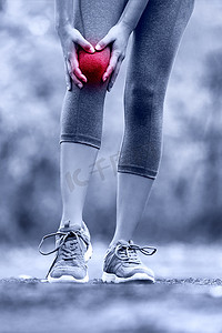 膝盖受伤-跑步者扭伤腿部关节疼痛
