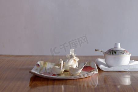 中草药配方摄影照片_木桌上的蒜盐。