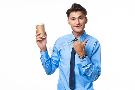 穿衬衫、打领带的男人在电话里交流，一杯咖啡，孤立的背景