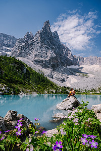 蓝色白云摄影照片_意大利白云岩的 Lago di Sorapis 的早晨，天空晴朗，乳蓝色的湖，索拉皮斯湖，多洛米蒂，意大利