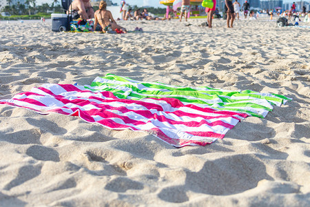 两条毛巾在美丽的海滩表面背景上晒日光浴，旅游风景干净的白沙