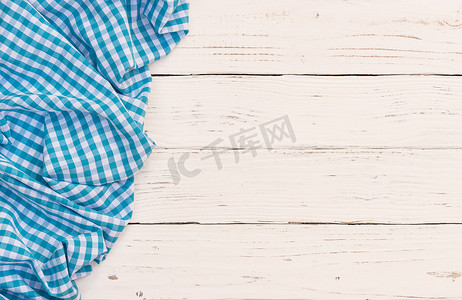 厨房桌面背景摄影照片_白色木桌面背景纹理，带有质朴的蓝色桌布