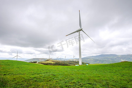 风力涡轮机发电。韩国生态绿色校园。 