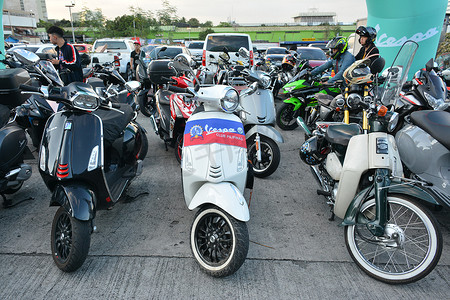 摩托车摄影照片_Vespa 摩托车停在菲利普帕西格的 2nd Ride Ph 外