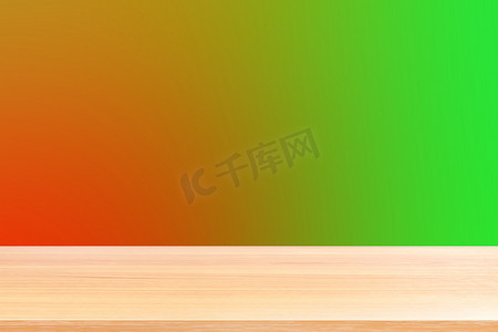 渐变红色和绿色软背景上的空木桌地板，木桌板空前彩色渐变，浅红色渐变上的木板空白，用于展示产品或横幅广告