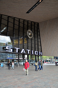 荷兰鹿特丹 — 2015年5月9日：鹿特丹中央车站的乘客