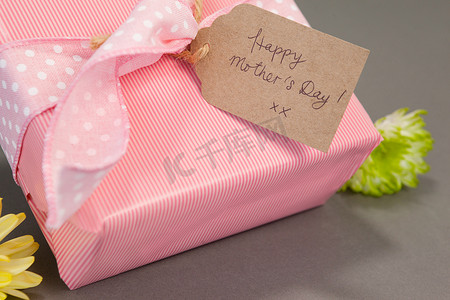 母亲节卡片摄影照片_有愉快的母亲节卡片和花的礼物盒