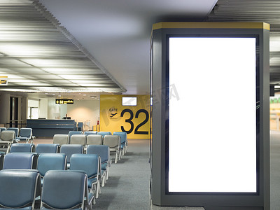 机场广告牌标志概念：机场大空白白色广告牌屏幕框架，公共场所有复制空间，乘客等候座位和机场门号背景