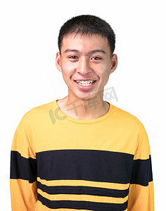 特写一位身穿黄色长袖 T 恤、面带微笑的英俊少年男孩的肖像，站在白色背景上。