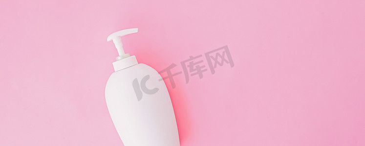 保健品摄影照片_粉红色背景的一瓶抗菌液体皂和洗手液、卫生用品和保健品